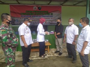 Cegah Covid-19,  Pjs Bupati Sekadau dan Koramil Bagi Masker