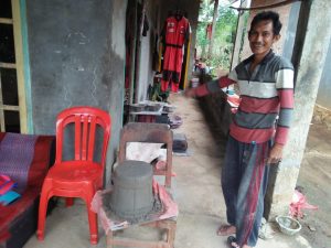 Imbas Corona, Budi Alih Profesi Pembuat Pot Bunga