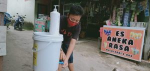 Kreatif, Pelaku Usaha ini Sediakan Tempat Cuci Tangan dari Ember Bekas