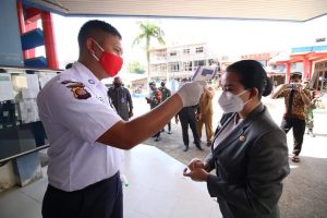 Tinjau Tempat Pelayanan Publik, Bupati Landak Ingatkan Warga Tetap Patuhi Prokes