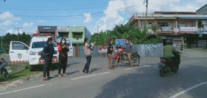 Perawat di Landak Bagikan Masker kepada Pengguna Jalan