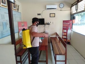 Cegah Covid-19, Polsek Mandor Rutin Lakukan Penyemprotan Disinfektan