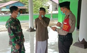 Gabungan TNI/Polri sambangi Masjid dan Bagikan Masker kepada Jemaah