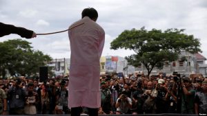 Aceh Hukum Cambuk Pasangan Homoseksual