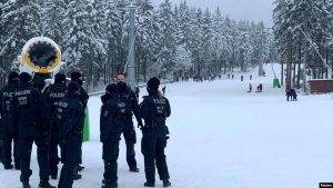 Warga Jerman Tetap Berlibur di Resor Ski, Polisi Blokir Akses