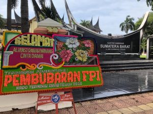 Karangan Bunga Ucapan Selamat Pembubaran FPI Terpampang Didepan Kantor Gubernur, Kapolda Dan Kantor Kejati Sumbar
