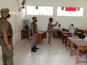 Pastikan Terapkan Prokes Covid-19 Berjalan, Satpol PP Kota padang kawal Belajar Tatap Muka