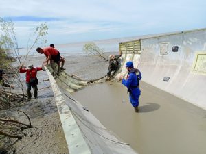 Polda Kalteng Kirim Tim Gabungan Selidiki Temuan Benda Asing Mirip Serpihan Pesawat di Pantai Kumai Kotawaringin Barat