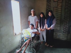 Dua Warga Bangunrejo Sindang Sari Terima Santunan Dari Risma 