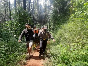 Petugas Gabungan Evakuasi Seorang Gelandangan Tewas Ditepi Sungai Arus