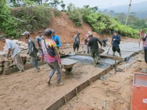 Warga Tanjung Raja Perbaiki Jalan Rusak Secara Swadaya