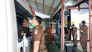 Pegawai Kejari Sanggau dan Cabjari Entikong Ikuti Swab