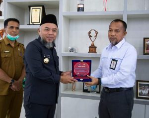 PT PLN UP3 Rantauparapat Beri Penghargaan Untuk Pemkab Labuhanbatu