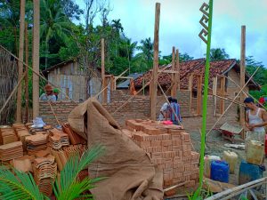 Warga Kubuhitu Gotong Royong Bangun Rumah Korban Kebakaran