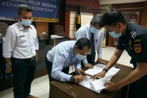 Kanwil Bea Cukai Kalbar Hibahkan Gula Hasil Tangkapan kepada Pemkab Sambas