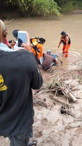 Pemburu Ayam Hutan Ditemukan Tewas Terseret Arus Air Sungai Way Giham
