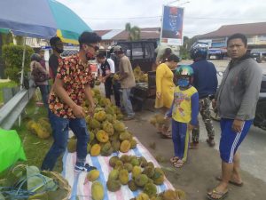Durian Asal Sekadau Banjiri Pasar  Kota Sintang