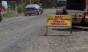 Warga Keluhkan Debu dan Lubang Proyek Jalan Provinsi di Singkawang Timur