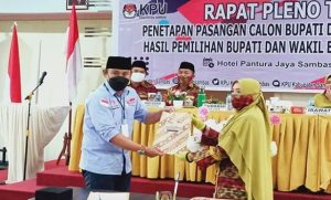 Bawaslu Awasi Penyerahan SK Penetapan Bupati dan Wakil Bupati Sambas Terpilih ke DPRD