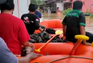 RAPI Gelar Bankom dan Beri Bantuan Korban Banjir di Landak