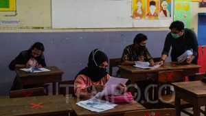 Bansos Tunai Mulai Didistribusikan, 2 Ribu Keluarga di Kembangan Terima ATM