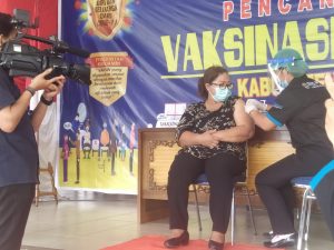 Vaksinasi Covid-19 Sekadau Berjalan Lancar, Ketua GOW Sekadau jadi Orang Pertama