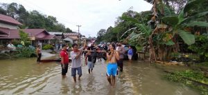 Akibat Banjir di Beduai, Arus Transportasi Macet Total