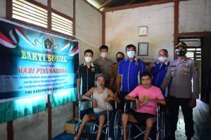 PWI Sekadau Bantu Kursi Roda Warga Penderita Lumpuh Layu