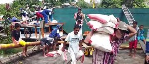 Korban Terdampak Banjir di Desa Sepantai Sambas Terima Bantuan