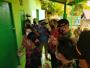 Dandim 1201/Mph Bersama Bupati Landak Resmikan Renovasi RTLH di Pahauman