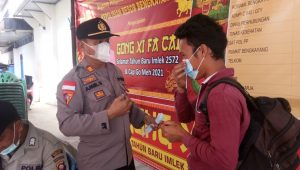 Polres Bengkayang Bersama TNI Bagikan Masker Kepada Warga