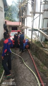 Bakar Sampah Sisa Bahan Bangunan Api Merembet Hingga Hanguskan Pohon Sawit