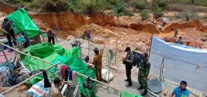 Petugas Sita Peralatan Tambang Saat Lakukan Razia PETI di Menjalin