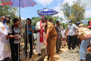 Bupati Sanggau Letakan Batu Pertama Pembangunan Gereja di Dusun