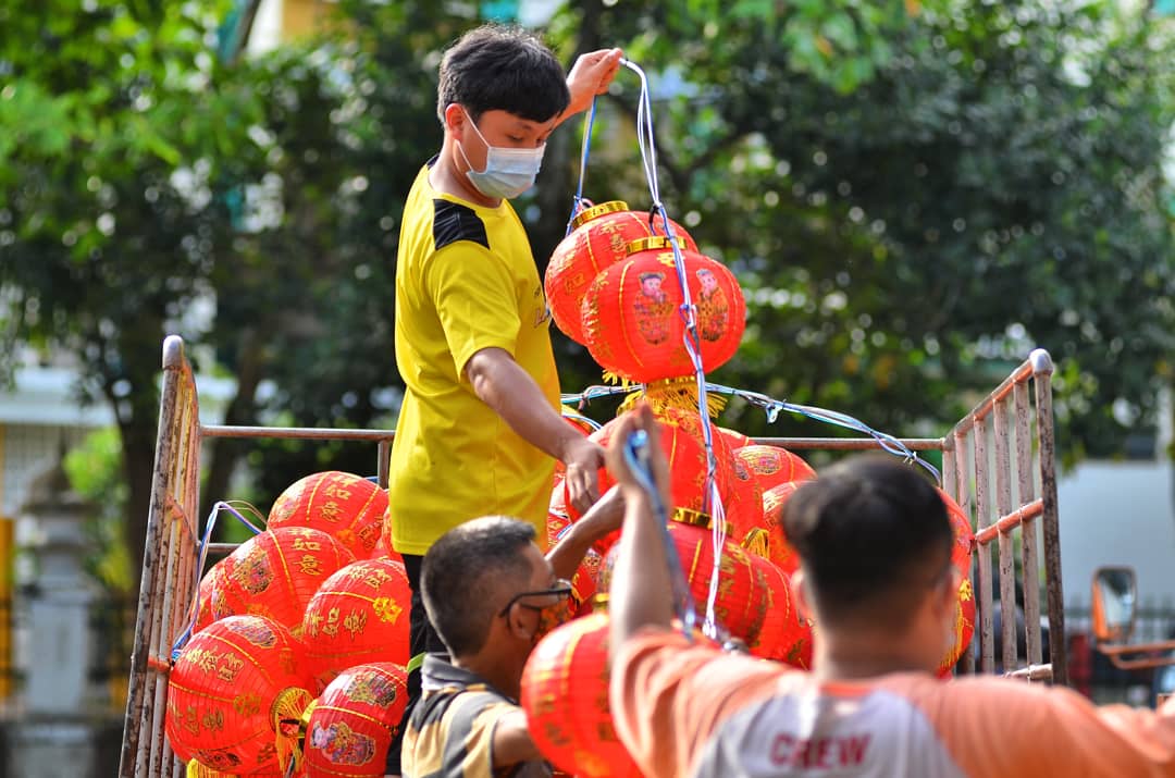 Warga mengemaskan lampion yang hendak dipasang disejumlah sudut kota Pontianak,Kalimantan Barat belum lama ini. Suasana imlek 2021 semakin terasa meski ditengah pandemi Covid-19, namun tahun ini sejumlah kegiatan perayaan ditiadakan.SUARAKALBAR.CO.ID/Diko Eno