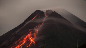 Merapi Semburkan Awan Panas Sejauh 1.300 Meter