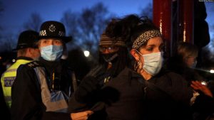 Polisi Inggris Bentrok dengan Peserta Aksi Mengenang Perempuan yang Dibunuh