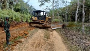 Satgas TMMD 110 Kodim 1201 Bersihkan Jalur Pembangunan Jalan