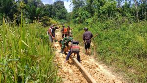 Satgas TMMD 110 Kodim 1201 Bersama Warga Gotong Royong Perbaiki Saluran Air Bersih