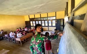Satgas TMMD 110/ Kodim 1201 Tanamkan Wawasan Kebangsaan ke Anak-anak dengan Cara Bermain