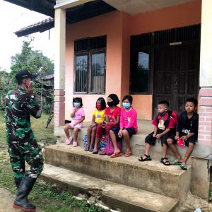 Anggota Satgas TMMD 110/ Kodim Mempawah Ajari Anak-Anak Desa Tolok Pakai Masker Yang Benar