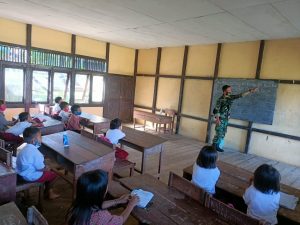 Satgas TMMD 110/ Kodim 1201 Mengajar di Sekolah Tolok