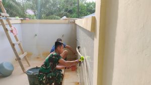 Kerja Bakti Bersihkan Masjid, Satgas TMMD 1201 Nyambil Sosialisasikan Pencegahan Covid-19