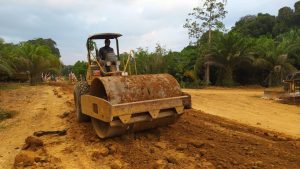 Kejar Target TMMD 110/ Kodim 1201 Tumpuk Tanah untuk Pengerasan Jalan