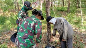 Dukung Ketahanan Ekonomi, Satgas TMMD 110/ Kodim Mempawah Dampingi Petani Karet