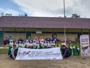 Peringati Hari Gizi Nasional, Institut Perahu Edukasi Bagikan Paket Sembako