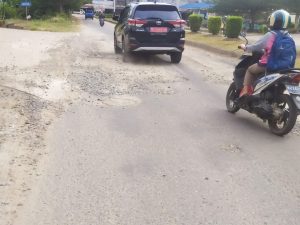 Jalan Panglima Naga Pasar Baru Sekadau Banyak Lubang, Masyarakat Prihatin