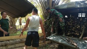 Warga Tolok Suplai Kayu Bakar untuk Dapur Umum TMMD 110 Kodim 1201