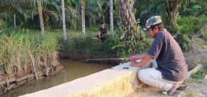 Satgas TMMD 110 Kodim 1201 Memancing Ikan Bersama Warga