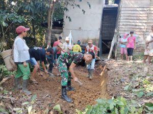 Bersama Warga, Satgas TMMD 110/ Kodim 1201 Gotong Royong Perbaiki Tempat Penampungan Air